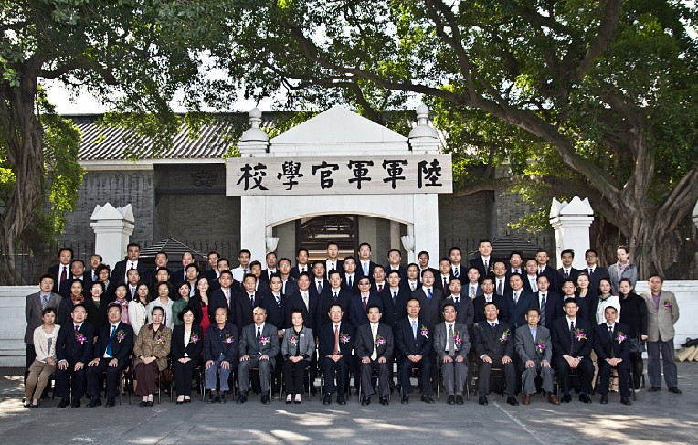在一片欢声笑语中北京邮电大学经济管理学院2011emba秋季班结束了本次